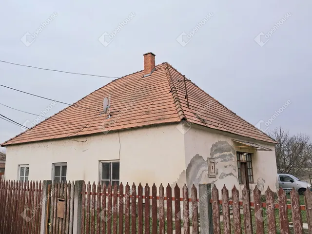 Eladó ház Naszály 106 nm