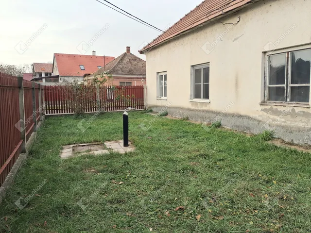 Eladó ház Naszály 106 nm