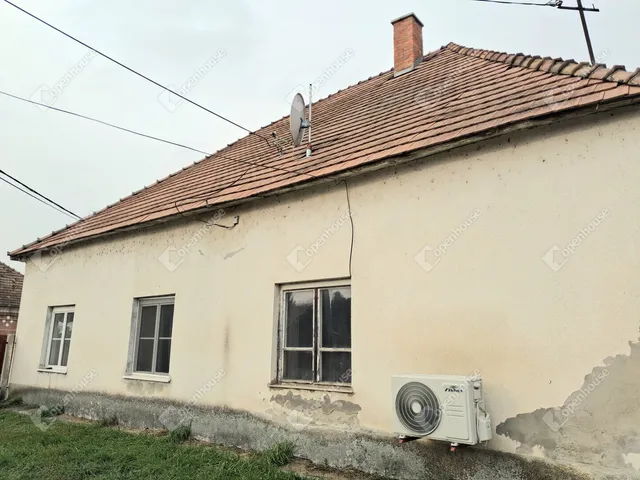 Eladó ház Naszály 106 nm