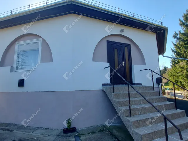 Eladó ház Kaposvár, Lonkahegy 382 nm