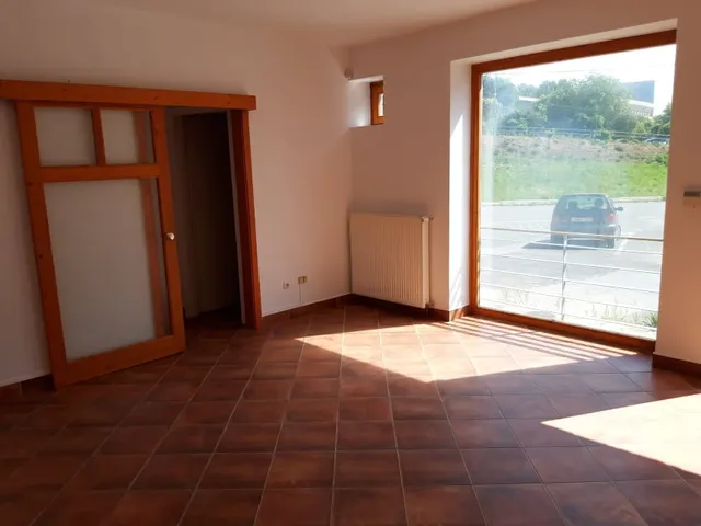 Kiadó kereskedelmi és ipari ingatlan Pécs, Egyetemváros 27 nm