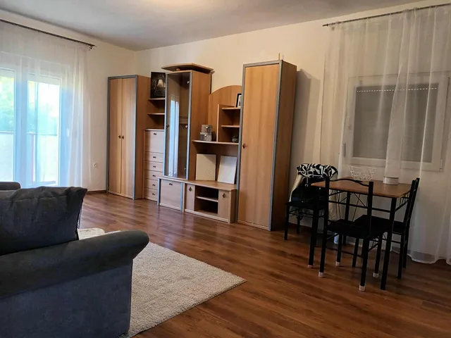 Kiadó lakás Pécs, Uránváros 54 nm