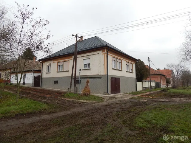 Eladó ház Újszász 261 nm