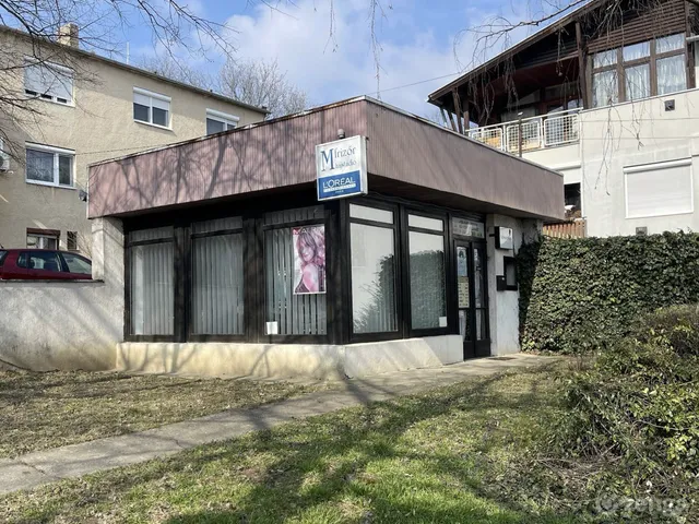 Eladó kereskedelmi és ipari ingatlan Szekszárd, Bottyánhegy 30 nm