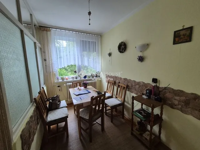 Eladó lakás Balatonfűzfő 72 nm