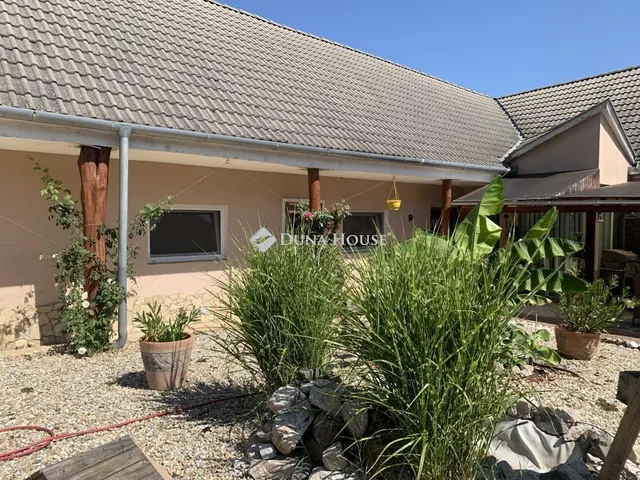 Eladó ház Hőgyész 164 nm