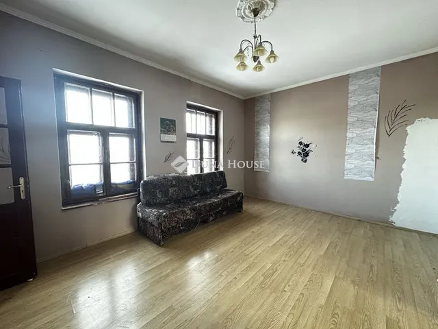 Eladó lakás Iregszemcse 77 nm