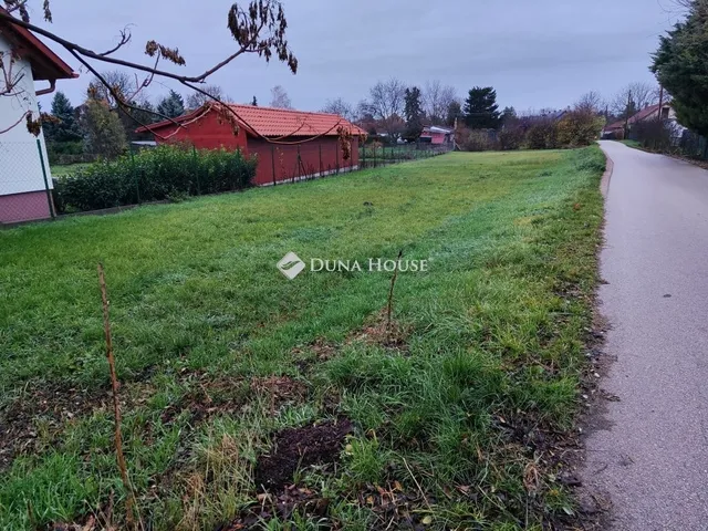 Eladó telek Kápolnásnyék 1144 nm