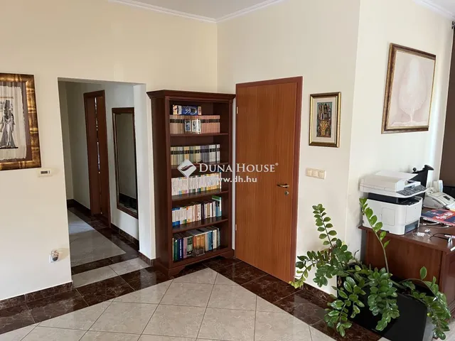 Eladó ház Úrhida 302 nm