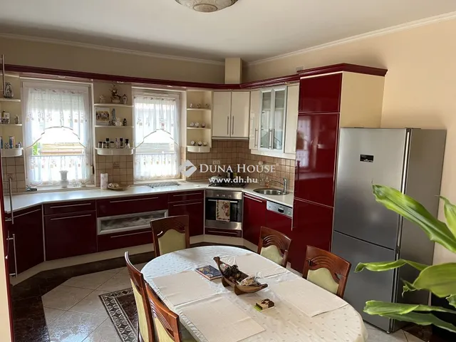 Eladó ház Úrhida 302 nm