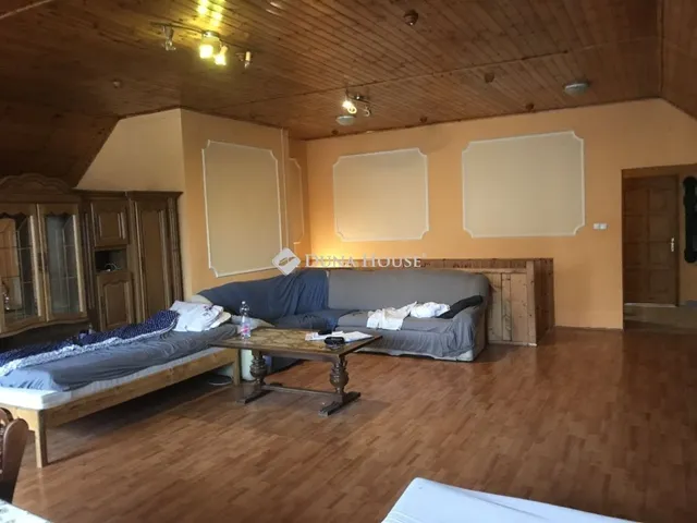 Eladó ház Nagyvenyim 382 nm