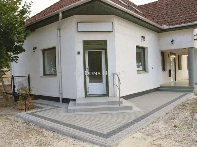 Eladó kereskedelmi és ipari ingatlan Aba 271 nm