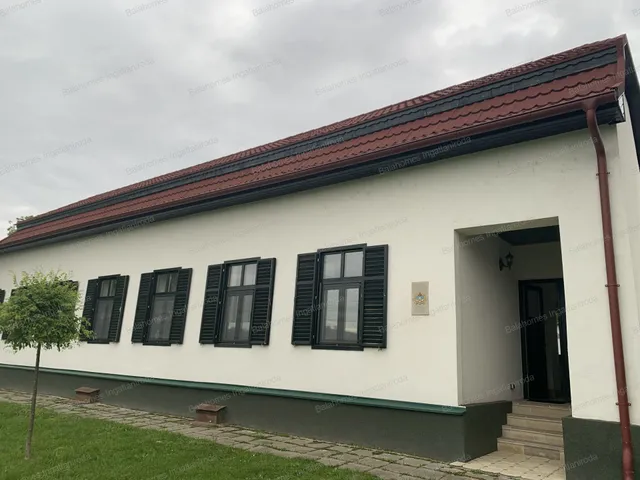Eladó ház Lajoskomárom 200 nm