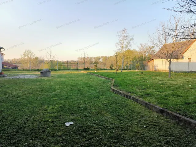 Eladó kereskedelmi és ipari ingatlan Komárom, Szőny 389 nm