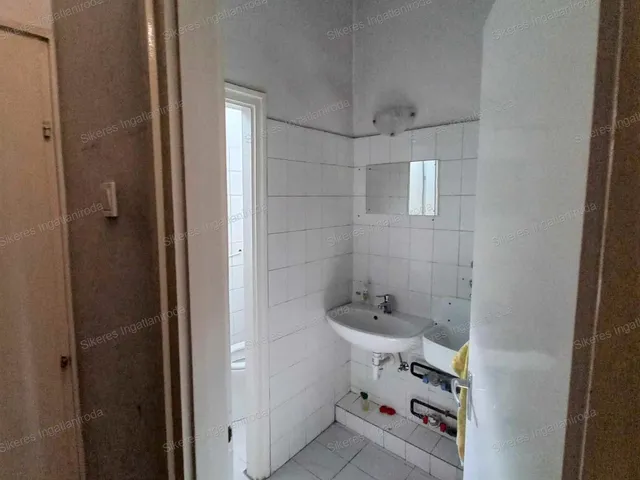 Kiadó kereskedelmi és ipari ingatlan Tatabánya, Újváros 16 nm