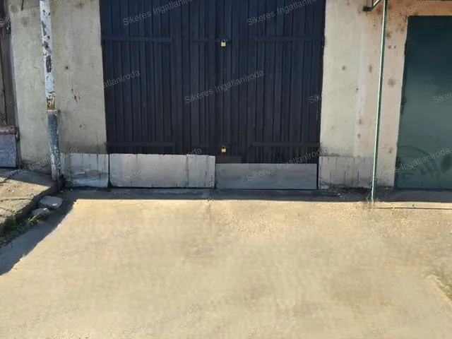 Eladó garázs Oroszlány 21 nm