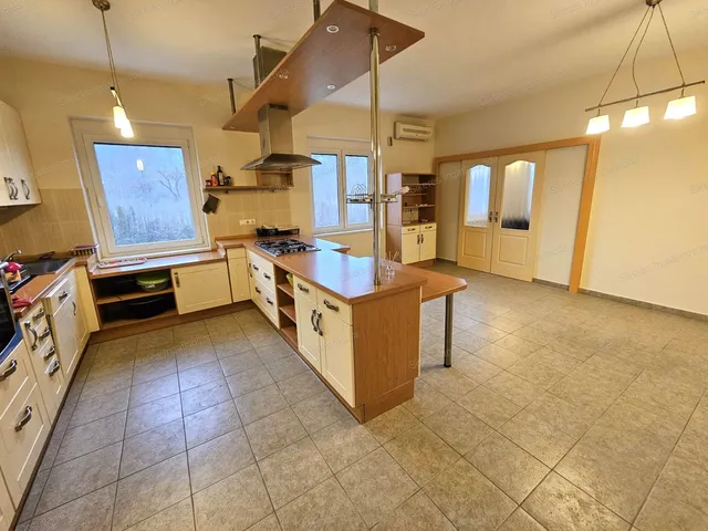 Eladó ház Pécel 600 nm