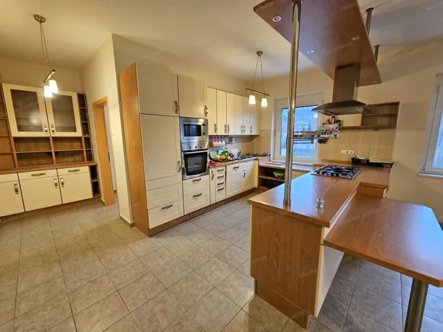 Eladó ház Pécel 600 nm