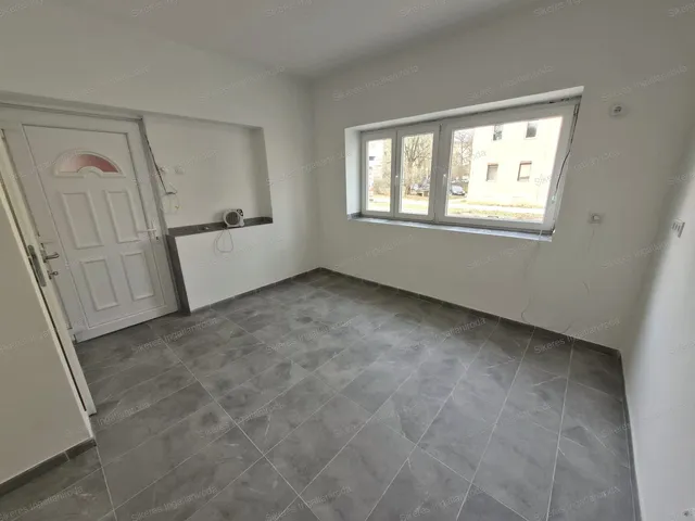 Eladó kereskedelmi és ipari ingatlan Tatabánya, Óváros 42 nm