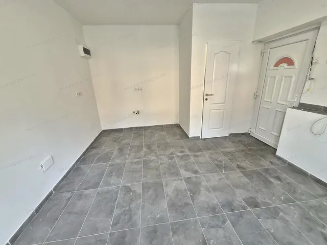 Eladó kereskedelmi és ipari ingatlan Tatabánya, Óváros 42 nm