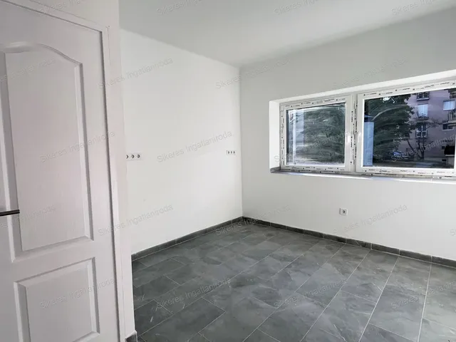 Eladó kereskedelmi és ipari ingatlan Tatabánya, Óváros 42 nm