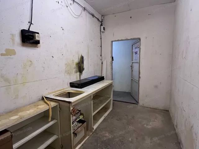 Eladó kereskedelmi és ipari ingatlan Tatabánya, Újváros 8 nm