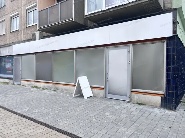 Eladó kereskedelmi és ipari ingatlan Tatabánya, Dózsakert 79 nm