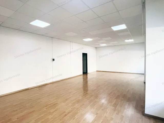Eladó kereskedelmi és ipari ingatlan Tatabánya, Dózsakert 79 nm