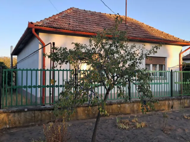 Eladó ház Tiszajenő 73 nm