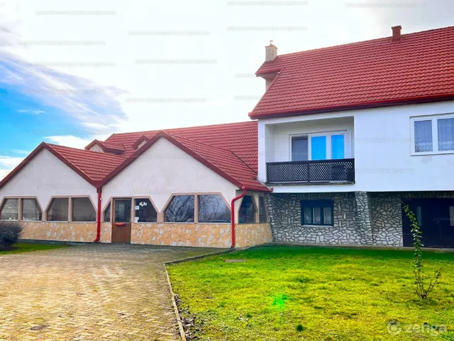 Eladó ház Tiszavalk 300 nm