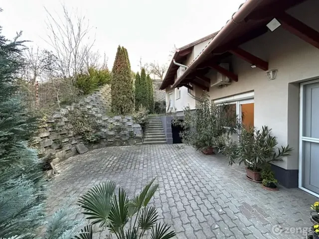 Eladó ház Pécs, Postavölgy 240 nm