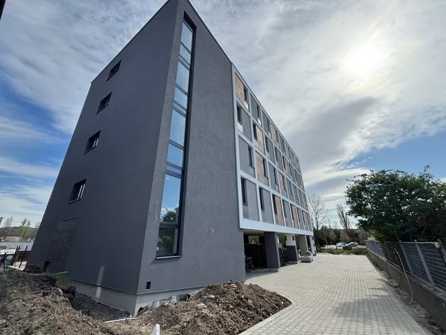 Kiadó kereskedelmi és ipari ingatlan Budaörs 340 nm