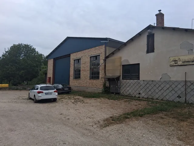 Eladó kereskedelmi és ipari ingatlan Tök 1300 nm