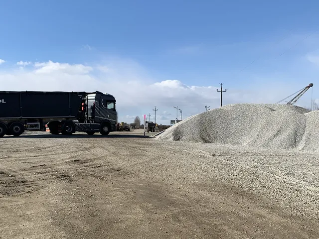 Eladó kereskedelmi és ipari ingatlan Babót 84117 nm