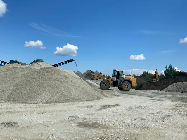 Eladó kereskedelmi és ipari ingatlan Babót 84117 nm