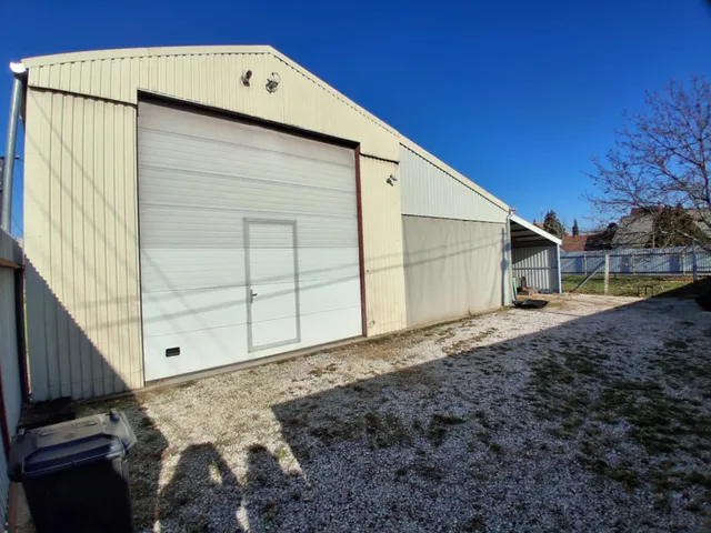 Eladó kereskedelmi és ipari ingatlan Izsák 230 nm