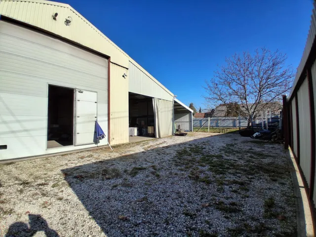 Eladó kereskedelmi és ipari ingatlan Izsák 230 nm