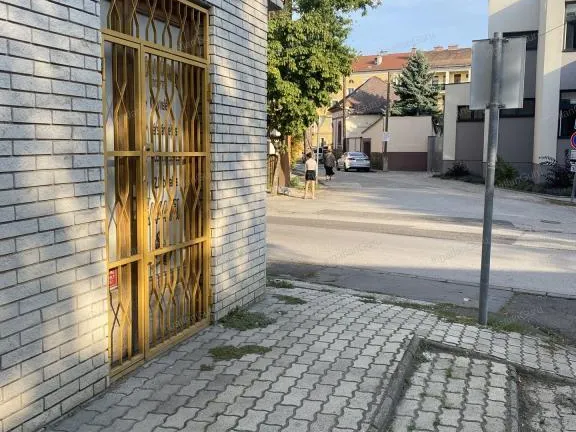 Eladó kereskedelmi és ipari ingatlan Kecskemét, Belváros 34 nm