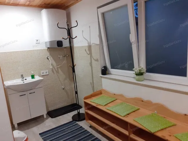 Eladó kereskedelmi és ipari ingatlan Bugac 130 nm