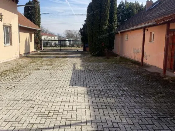 Eladó kereskedelmi és ipari ingatlan Kecskemét 400 nm