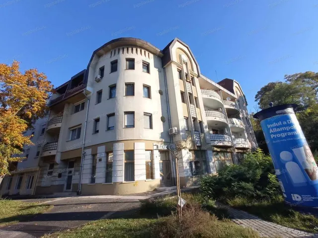 Eladó kereskedelmi és ipari ingatlan Kecskemét 277 nm