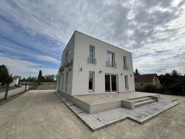 Kiadó ház Kecskemét 160 nm