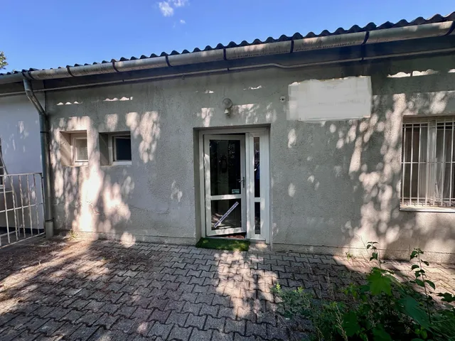 Eladó kereskedelmi és ipari ingatlan Veszprém, Egyetemváros 202 nm