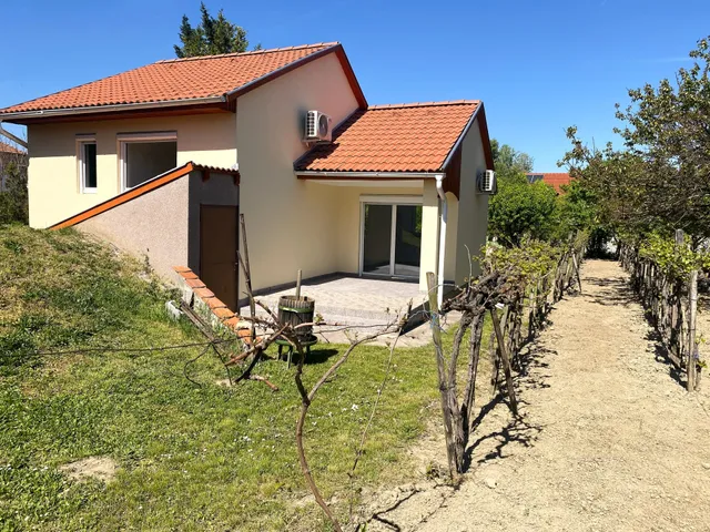 Eladó ház Nyúl 68 nm