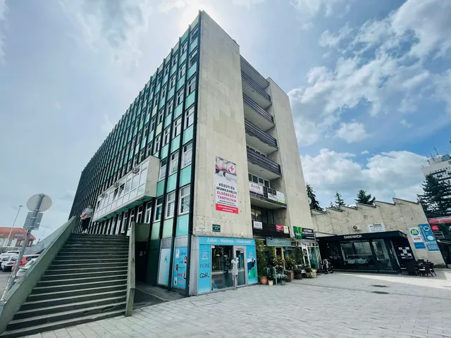 Eladó kereskedelmi és ipari ingatlan Veszprém, Kossuth Lajos utca 10 21 nm