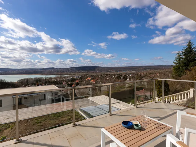 Eladó lakás Balatonfűzfő, Mámatető 225 nm