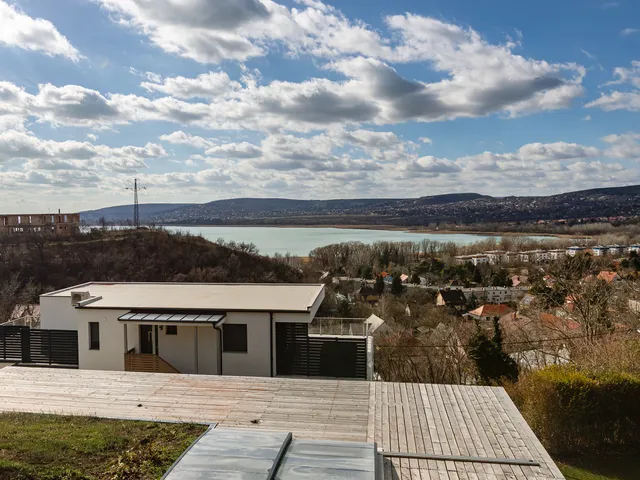 Eladó lakás Balatonfűzfő, Mámatető, Hóvirág utca 225 nm