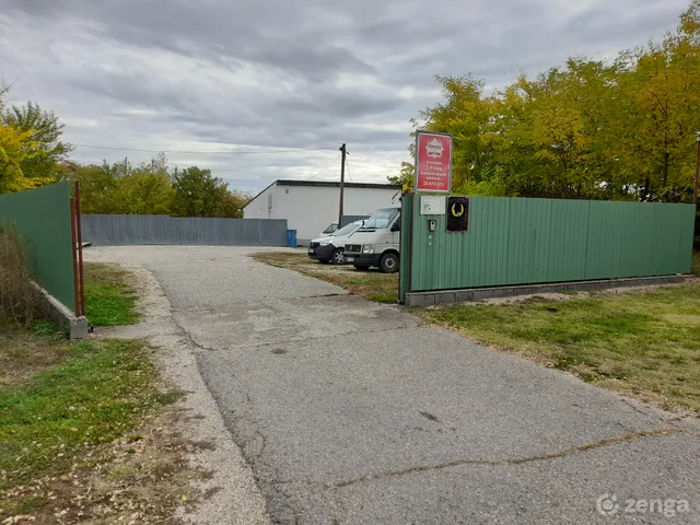 Eladó kereskedelmi és ipari ingatlan Sáregres 990 nm