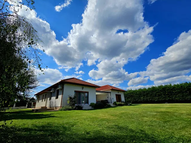 Eladó ház Szada 212 nm