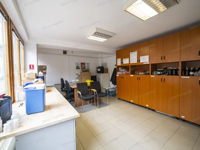 Eladó kereskedelmi és ipari ingatlan Kecskemét, Belváros 51 nm